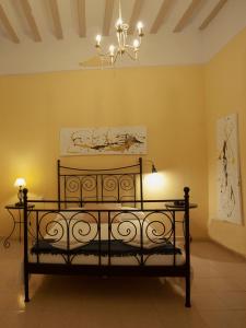 Cama en habitación con techo en Apartamentos Casa Rosaleda, en Jerez de la Frontera