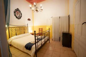 a bedroom with a bed and a chandelier at Apartamentos Casa Rosaleda in Jerez de la Frontera