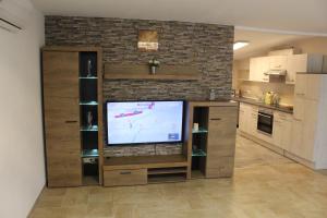 a living room with a television in a kitchen at Ferienhaus „Strandhafer“ in Zingst