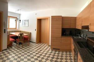 kuchnia ze stołem i jadalnią w obiekcie Appartements Samerhof - TOP 1 w mieście Kaltenbach