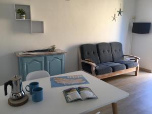 Apartamentos Surest的休息区