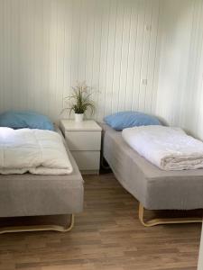 dos camas sentadas una al lado de la otra en una habitación en Tangloppen Camping & Cottages, en Ishøj