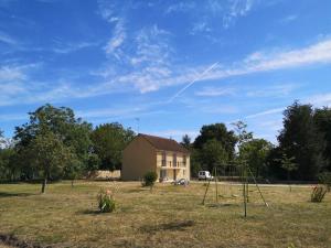 uma casa num campo com um cesto de basquetebol em Le Clos Varnay Jardin em Meusnes