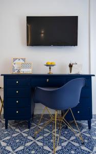 una scrivania blu con una sedia blu in una stanza di Crudo Home a Pompei