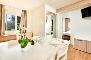 Telewizja i/lub zestaw kina domowego w obiekcie Camping Stella Maris Mobile Homes
