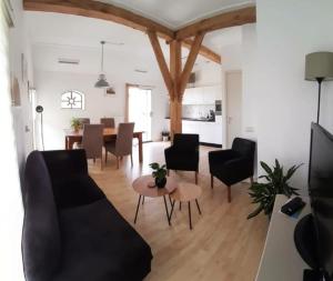 a living room with a couch and a table at Vakantiehuis Het Wapen van Heeckeren in Hummelo