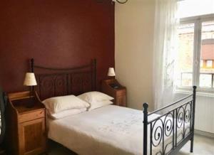 Giường trong phòng chung tại Spacious Quentoinise Town House +35 ảnh
