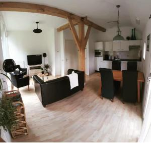 ein Wohnzimmer mit einem Sofa und einem Tisch in der Unterkunft Vakantiehuis Het Wapen van Heeckeren in Hummelo