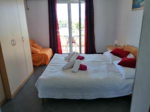 Un dormitorio con una cama con almohadas rojas y blancas. en Apartments Saldun, en Trogir 42 fotos más