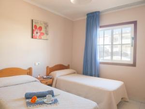 Postel nebo postele na pokoji v ubytování Apartamentos Marineu Playa Romana + 37 fotografií