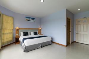 sypialnia z dużym łóżkiem w pokoju w obiekcie Golden Beach Boutique Resort w mieście Prachuap Khiri Khan