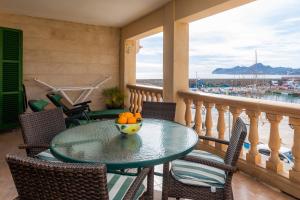 - une table sur un balcon avec un bol d'oranges dans l'établissement Apartamento Maritim, à Cala Ratjada