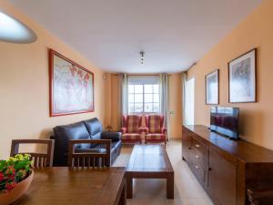 salon z kanapą i telewizorem w obiekcie Apartment Monaco 01-1 by Interhome w mieście Roquetas de Mar