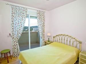 Balcon del MarにあるApartment Golden Life-1 by Interhomeのベッドルーム1室(黄色いベッド1台、窓付)