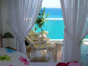 Balcon del MarにあるApartment Golden Life-1 by Interhomeの椅子付きの客室で、海の景色を望めます。