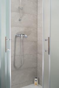 eine Dusche mit Glastür im Badezimmer in der Unterkunft Apartments Sky in Vodice