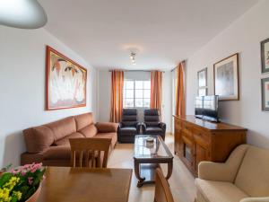 sala de estar con sofá y mesa en Apartment Monaco 01-2 by Interhome en Roquetas de Mar