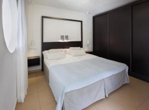 A bed or beds in a room at Grupotel Tres Vidas Még 19 kép