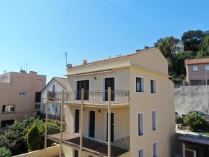 a building with a balcony on top of it at Résidence Le Provence in Le Lavandou