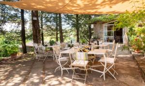 a group of tables and chairs under an umbrella at Relais Casamassima in Ponte Felcino