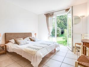 Säng eller sängar i ett rum på Holiday Home Maison Courlis by Interhome