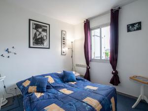 カブールにあるApartment Les Hameaux du Port by Interhomeのベッドルーム(青いベッド1台、窓付)