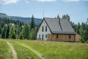 a house in a field next to a dirt road at CASA SMIDA JAZZ in Smida