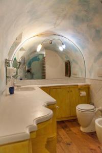Ένα μπάνιο στο MarcheAmore - Il Passaggio Segreto, luxury loft with private courtyard