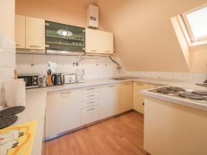 Kuchyň nebo kuchyňský kout v ubytování Apartment Najade-2 by Interhome + 19 fotografií