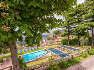羅卡迪帕帕的住宿－Villa Vista da Rocca di Papa-2 by Interhome，树木繁茂的游泳池形象