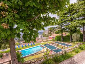 obraz basenu z drzewami w obiekcie Villa Vista da Rocca di Papa-2 by Interhome w mieście Rocca di Papa