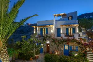 una villa a positano di notte con una palma di Naxos Filoxenia Hotel a Galini