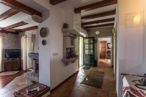 pasillo con sala de estar con chimenea en Kameni Dvori - Family Holiday Villa near Dubrovnik, en Lovorno