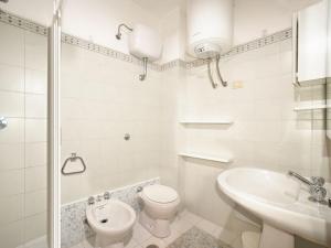 Et badeværelse på Apartment Terrazza Cala Rossa by Interhome