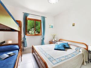 En eller flere senge i et værelse på Apartment Terrazza Cala Rossa by Interhome