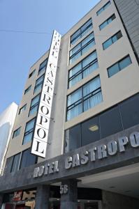 un edificio con un letrero que lee Hotel California en Hotel Castropol en Ciudad de México