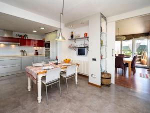 Kuchyňa alebo kuchynka v ubytovaní Holiday Home Ginesteres by Interhome