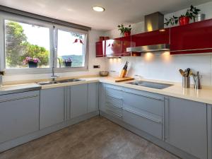 Kuchyňa alebo kuchynka v ubytovaní Holiday Home Ginesteres by Interhome