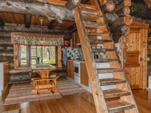 Una escalera en una cocina en una cabaña de madera en Holiday Home Kulpakko 2 by Interhome, en Tiainen