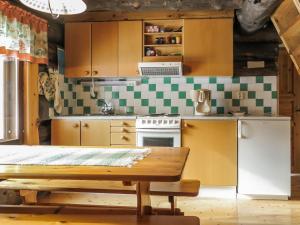 cocina con nevera blanca y fogones en Holiday Home Kulpakko 2 by Interhome, en Tiainen
