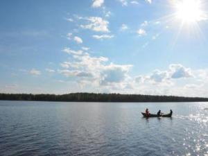 レッパヴィルタにあるHoliday Home Elsanranta by Interhomeの大きな湖の船上二人