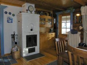 レッパヴィルタにあるHoliday Home Elsanranta by Interhomeの家の中のリビングルーム(暖炉付)