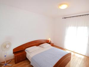マスレニツァにあるApartment Ante by Interhomeの大きなベッドと窓のある寝室