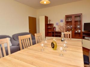 マスレニツァにあるApartment Ante by Interhomeのダイニングルーム(ワイングラス付きのテーブル付)