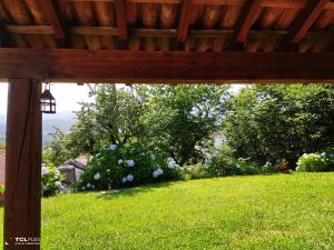 Blick auf einen Hof von der Veranda eines Hauses in der Unterkunft O Lughar Darriba Fogar Natural in Gallardo