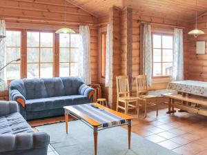 SipsiöにあるHoliday Home Mäntyhovi by Interhomeのリビングルーム(ソファ、テーブル付)