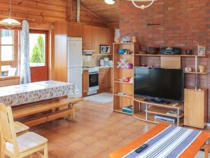 SipsiöにあるHoliday Home Mäntyhovi by Interhomeのリビングルーム(テレビ付)、キッチン