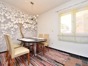 Posedenie v ubytovaní Apartment Fliri by Interhome