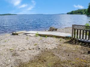 ein Dock am Ufer eines Wasserkörpers in der Unterkunft Holiday Home Huvila lomaonni by Interhome in Kolinkylä