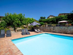 The swimming pool at or close to Holiday Home Vedi Torre by Interhome
